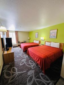 pokój hotelowy z 2 łóżkami i telewizorem z płaskim ekranem w obiekcie Moab Gateway Inn at Arches Nat'l Park w mieście Moab