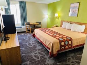 Μια τηλεόραση ή/και κέντρο ψυχαγωγίας στο Moab Gateway Inn at Arches Nat'l Park