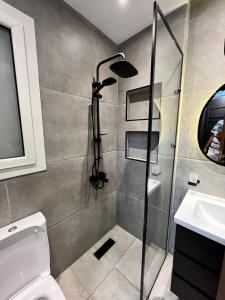 uma casa de banho com um chuveiro e um lavatório. em Twin house 4 master Bedrooms premium mountain view Ras Elhekma em Ras Elhekma