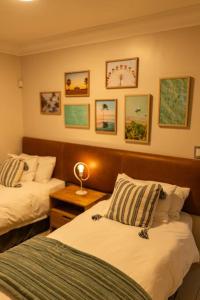 LangstrandにあるDeja Blue Beachfront Villaのベッドルーム1室(ベッド2台、ランプ付きテーブル付)
