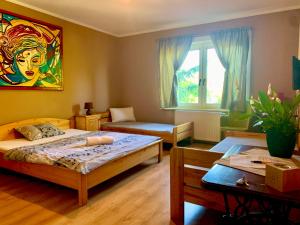 ein Schlafzimmer mit 2 Betten und einem Wandgemälde in der Unterkunft Pension Aqualand in Poprad