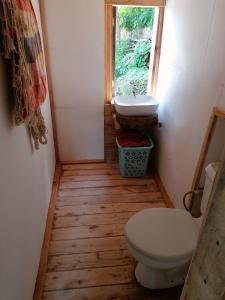 Baño pequeño con aseo y lavamanos en JP's A frame cabin en Fort Portal