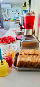 um balcão de cozinha com alguma comida numa mesa em Cactus Resort em Ko Larn
