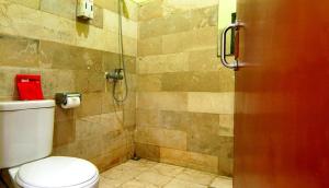 uma casa de banho com um chuveiro e um WC. em The Legian 777 em Legian