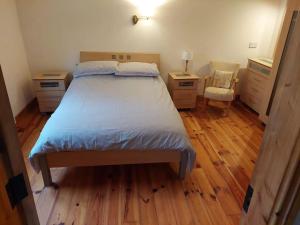 Un dormitorio con una cama grande y suelos de madera. en 5 Sruthan Beag Dingle, en Dingle