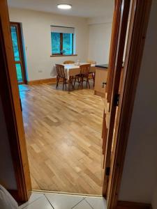 Una cocina y un comedor con mesa y sillas. en 5 Sruthan Beag Dingle, en Dingle