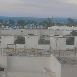 ハルガダにあるHurghada Sea View Apartmentの海の見える白い建物