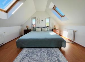 Postel nebo postele na pokoji v ubytování Apartmán Karlovice