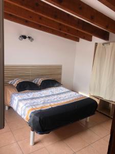 1 cama en una habitación con en CASAPIANA 05, en San-Gavino-di-Carbini