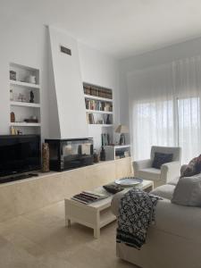 ein Wohnzimmer mit einem Sofa und einem Kamin in der Unterkunft Apartamento Costa Zahara in Zahara de los Atunes