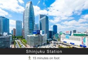 vistas a una ciudad con rascacielos en Tokyu Stay Nishi Shinjuku, en Tokio