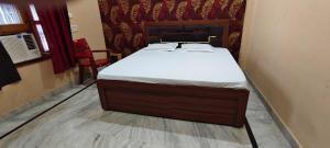 a bedroom with a bed in a room at Hotel O HOME Swagat Homestay in Ayodhya