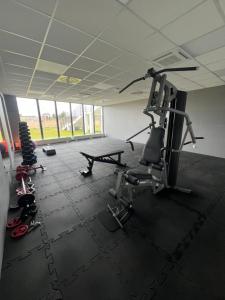 a room with a gym with a treadmill and weights at Apartament Dziwnów White & Gold in Dziwnów
