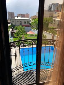 uma vista para uma piscina a partir de uma varanda em Hotel - Yerevan Retreat & Inn em Yerevan