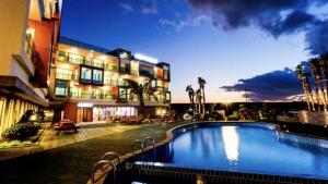 济州市Login Resort的酒店楼前有游泳池