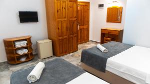 a bedroom with a bed and a tv and a bed sidx sidx sidx at Rain Hotel in Kizkalesi