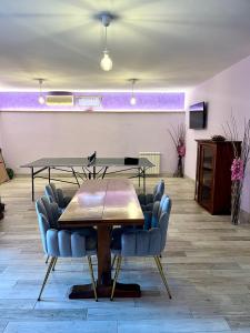een vergaderzaal met een tafel en blauwe stoelen bij Hotel Villa Rosa in Porto Azzurro