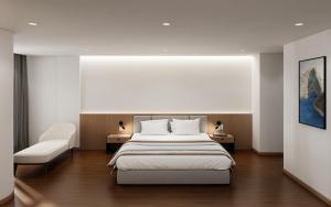 sypialnia z dużym łóżkiem i krzesłem w obiekcie River Way Hotel w Ha Long