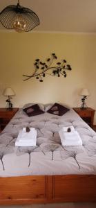 1 dormitorio con 1 cama con 2 toallas en Gîte Le Clos des Vosges, en Ban-sur-Meurthe-Clefcy