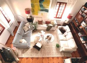 uma vista aérea de uma sala de estar com um sofá em La Casa del Prado em Escalona del Prado