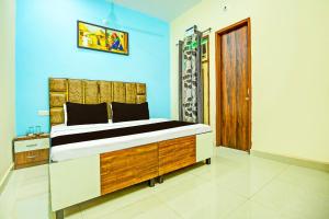 sypialnia z łóżkiem i niebieską ścianą w obiekcie OYO Sirsa Hotel & Guest House w mieście Sirsa