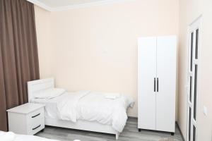 Rúm í herbergi á VST KHANOYAN'S HOTEL