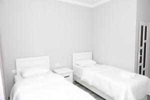 Rúm í herbergi á VST KHANOYAN'S HOTEL