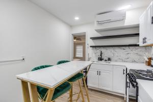 Dapur atau dapur kecil di Charming City Loft - Unit B