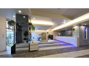 um átrio com uma área de espera com sofás e mesas em Green Rich Hotel Okinawa Nago - Vacation STAY 49889v em Nago
