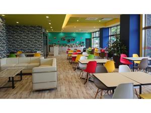 een eetkamer met tafels en stoelen en een cafetaria bij Green Rich Hotel Okinawa Nago - Vacation STAY 49889v in Nago