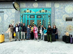 een groep mensen die voor een deur staan bij "Sofia" Guest House in Samarkand