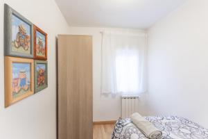 Łóżko lub łóżka w pokoju w obiekcie Moratalaz