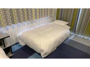Een bed of bedden in een kamer bij Green Rich Hotel Okinawa Nago - Vacation STAY 55412v