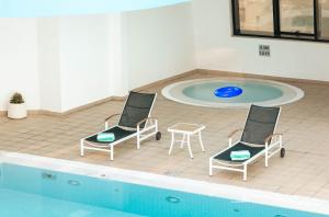 בריכת השחייה שנמצאת ב-Holiday Inn Abu Dhabi, an IHG Hotel או באזור