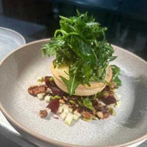 Un plato blanco con un sándwich con verduras. en Mourne Country Hotel, en Newry