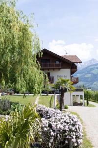ein Haus mit Garten und Blumen davor in der Unterkunft Platterhof in Dorf Tirol