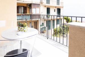 Un balcón con una mesa y una taza. en Zen Orlando house en Taormina