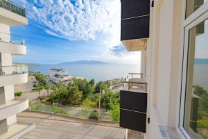 vistas al océano desde el balcón de un edificio en Helia Hotel en Sarandë