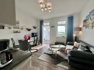 un soggiorno con un divano e un tavolo di Haus Concordia 2 Wellenreiter a Thiessow