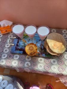 charming nubian guest house في أسوان: طاولة مع ثلاثة كؤوس للنبيذ على طاولة
