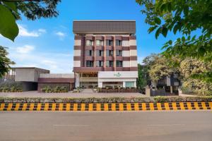 een gebouw voor een weg bij Lemon Tree Hotel, Centre Point, Jamshedpur in Jamshedpur