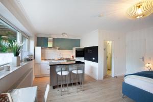 una camera con cucina e una camera con letto di Ein Bett im Kornfeld im Souterrain a Welver