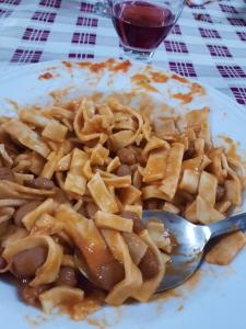 einen Teller Pasta mit einem Löffel auf dem Tisch in der Unterkunft VILLA MILLEFIORI in Tornareccio