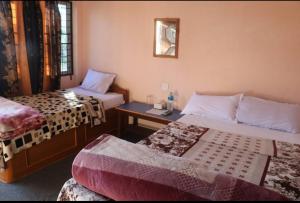 Voodi või voodid majutusasutuse Nikunj Safari Guest House Sauraha- A place where you can book jungle wildlife Safari toas