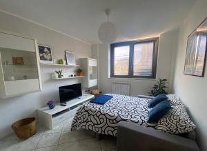 a bedroom with a bed and a television in it at L'Appartamentino in Brindisi