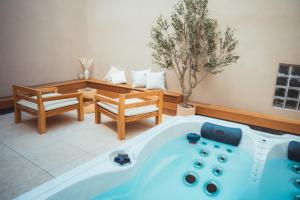 a bath tub in a living room with a couch at Maison Balas in Canet-en-Roussillon
