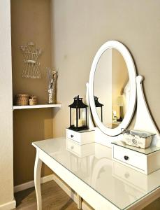 un tocador blanco con un espejo. en Apartamento DACTONIUM - Ribeira Sacra, en Monforte de Lemos