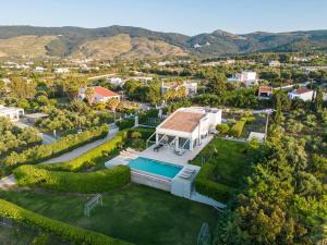 eine Luftansicht eines Hauses mit Pool in der Unterkunft Phillyrėa Luxury Villas in Kos-Stadt