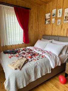 Un dormitorio con una cama con flores rojas. en Rino hauss, en Fındıklı