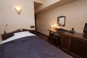 Postel nebo postele na pokoji v ubytování Okazaki Ohwa Hotel